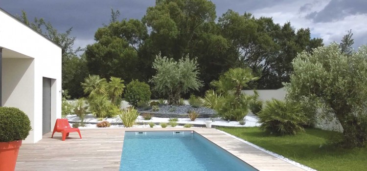 massif mediterranéen autour d'une piscine