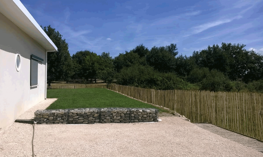 gabion devant entrée - jardinerie des tropiques