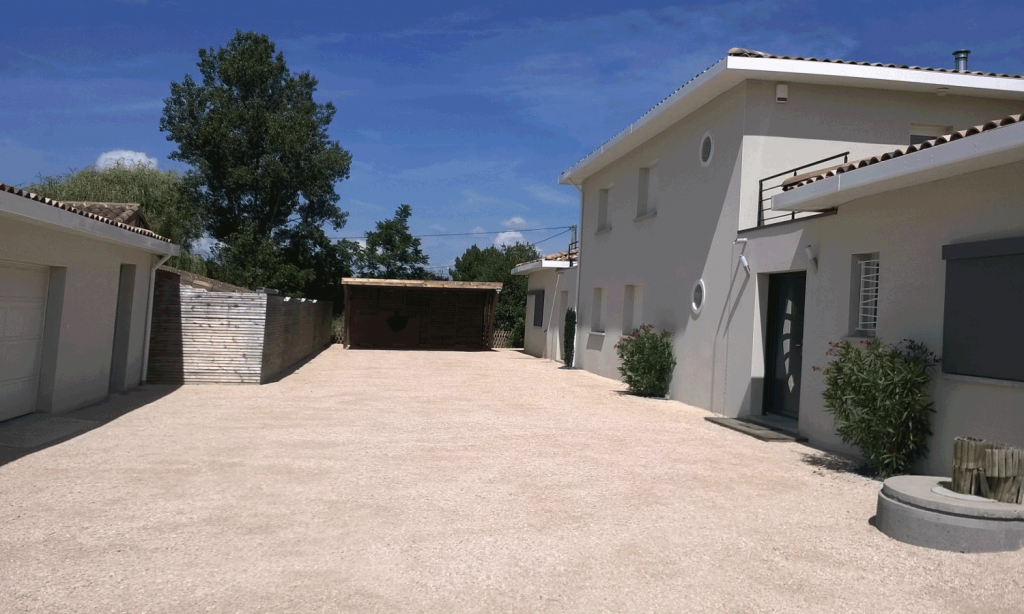 parking devant garage et maisons jardinerie des tropiques