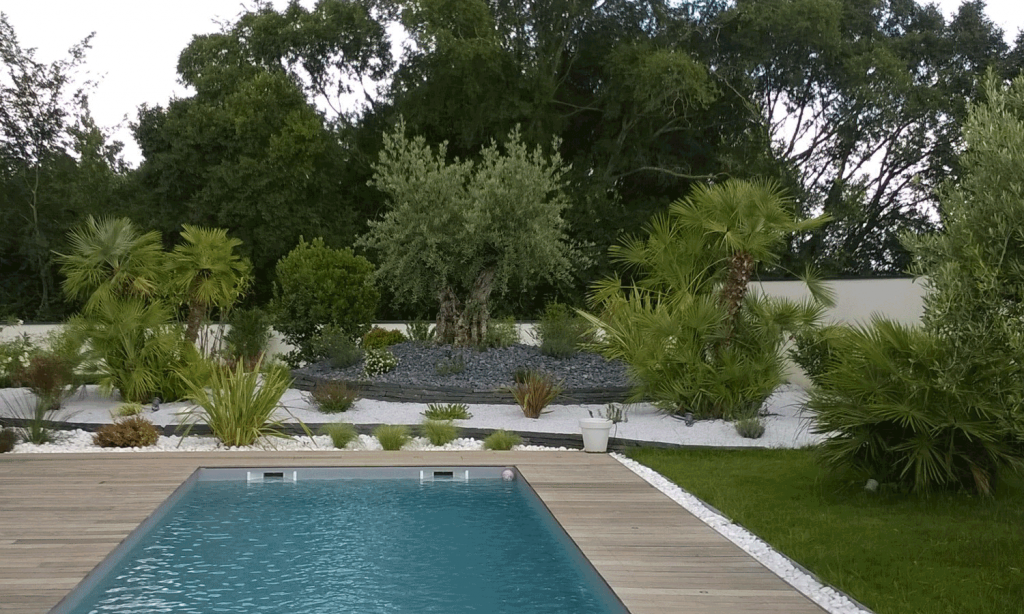 pourtour de piscine et massif méditerranéen