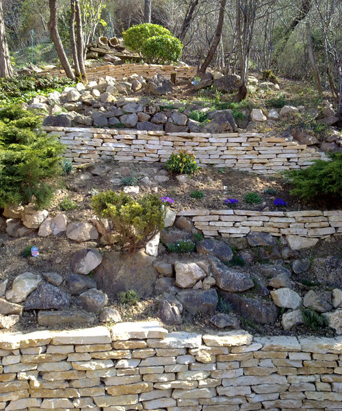 talus avec enrochement et pierres du lot